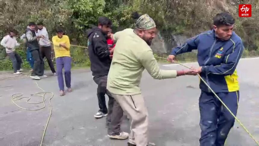 d 4 10 News Todayz खाई में गिरी पर्यटकों की कार,दो की मौत,दो की हालत गंभीर