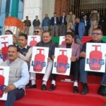 d 4 7 News Todayz विधानसभा सत्रः सदन के बाहर एलपीजी गैस की किल्लत को लेकर प्रदर्शन