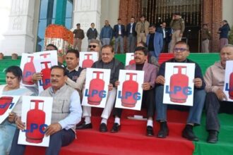 d 4 7 News Todayz विधानसभा सत्रः सदन के बाहर एलपीजी गैस की किल्लत को लेकर प्रदर्शन