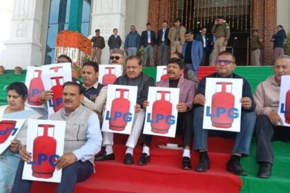 d 4 7 News Todayz विधानसभा सत्रः सदन के बाहर एलपीजी गैस की किल्लत को लेकर प्रदर्शन