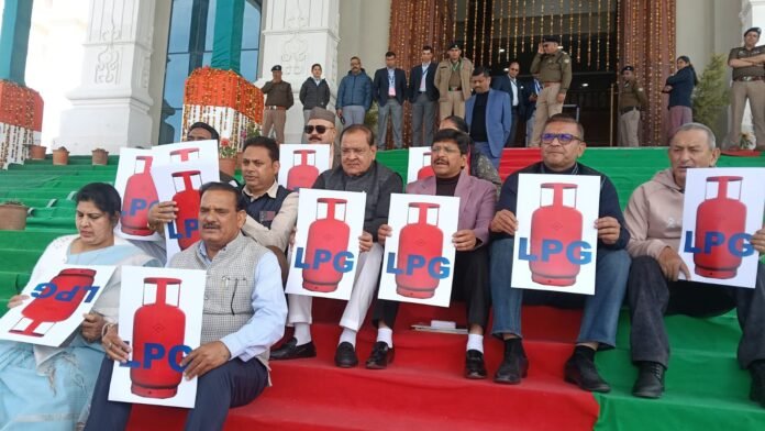 d 4 7 News Todayz विधानसभा सत्रः सदन के बाहर एलपीजी गैस की किल्लत को लेकर प्रदर्शन
