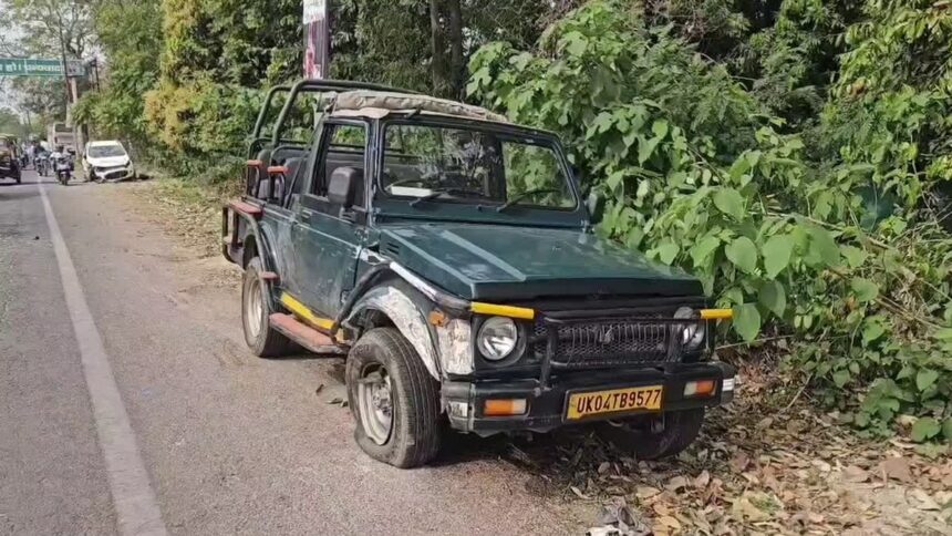 d 4 9 News Todayz जिप्सी और तेज रफ्तार कार की टक्कर,तीन घायल
