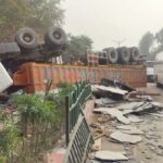 d 5 2 News Todayz मुख्य हाईवे पर पलटा मार्बल्स से भरा ट्रक,आवाजाही हुुई बाधित