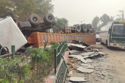 d 5 2 News Todayz मुख्य हाईवे पर पलटा मार्बल्स से भरा ट्रक,आवाजाही हुुई बाधित