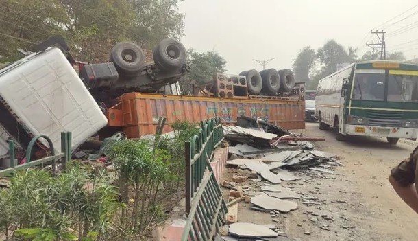 d 5 2 News Todayz मुख्य हाईवे पर पलटा मार्बल्स से भरा ट्रक,आवाजाही हुुई बाधित