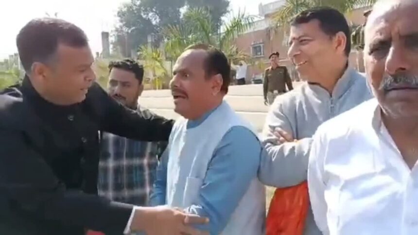 d 5 News Todayz गृहमंत्री के कार्यक्रम की तैयारियों का जायजा लेने पहंुचे सीएम का स्वागत करने से रोकने पर भड़के भाजपा नेता