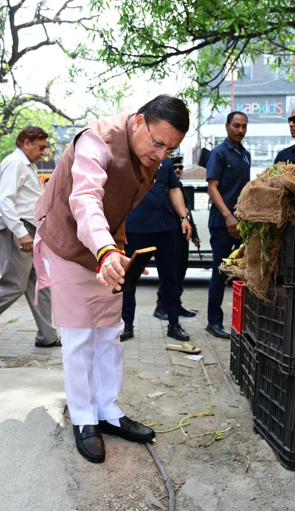 WhatsApp Image 2026 04 17 at 1.24.26 PM News Todayz जन शिकायत की पड़ताल करने मौके पर पहुंचे सीएम, वीडियो कॉल के जरिए अधिकारियों को दिखाई स्थिति