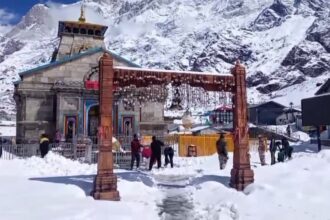 d 1 2 News Todayz बर्फबारी के चलते केदारनाथ धाम यात्रा की तैयारियों पर लगा ब्रेक