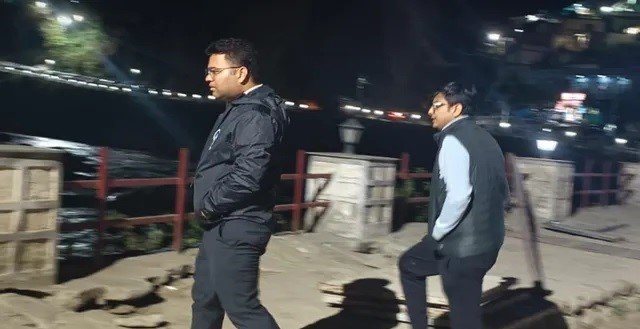 d 2 News Todayz केदारनाथ यात्रा तैयारियों को लेकर देर रात सड़कों पर उतरे डीएम