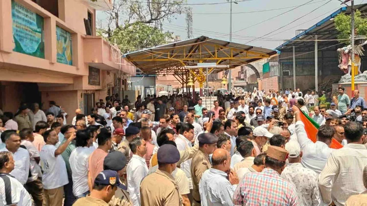 Haridwar बीसी खंडूड़ी को अंतिम विदाई पंचतत्व में विलीन सीएम धामी उपराष्ट्रपति News Todayz खड़खड़ी श्मशान घाट में राजकीय सम्मान के साथ किया गया पूर्व मुख्यमंत्री मेजर जनरल भुवन चंद्र खंडूड़ी का अंतिम संस्कार