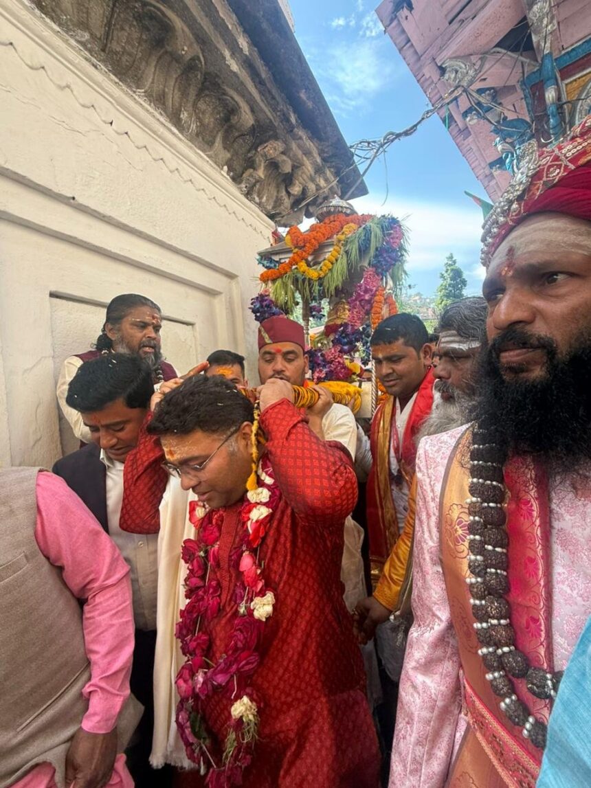 WhatsApp Image 2026 04 19 at 1.06.43 PM News Todayz श्री ओंकारेश्वर मंदिर से धाम के लिए रवाना हुई बाबा केदार की पंचमुखी उत्सव डोली