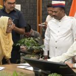 WhatsApp Image 2026 04 20 at 6.04.37 PM News Todayz जिलाधिकारी बंसल के जनता दरबार में उमड़ रही फरियादयों की भीड़, मौके पर हो रहा समाधान