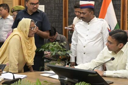 WhatsApp Image 2026 04 20 at 6.04.37 PM News Todayz जिलाधिकारी बंसल के जनता दरबार में उमड़ रही फरियादयों की भीड़, मौके पर हो रहा समाधान