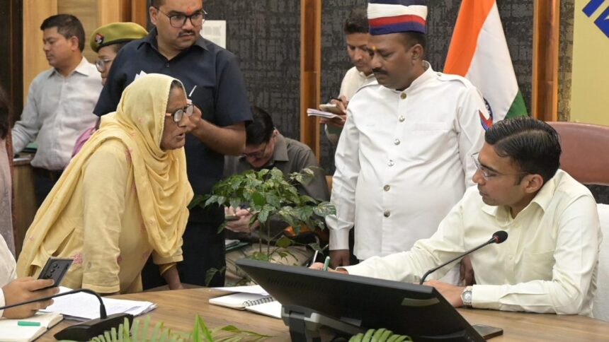 WhatsApp Image 2026 04 20 at 6.04.37 PM News Todayz जिलाधिकारी बंसल के जनता दरबार में उमड़ रही फरियादयों की भीड़, मौके पर हो रहा समाधान