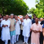 WhatsApp Image 2026 05 20 at 10.05.20 AM News Todayz मुख्यमंत्री धामी ने पूर्व सीएम खंडूड़ी के पार्थिव शरीर को कंधा देकर दी अंतिम विदाई