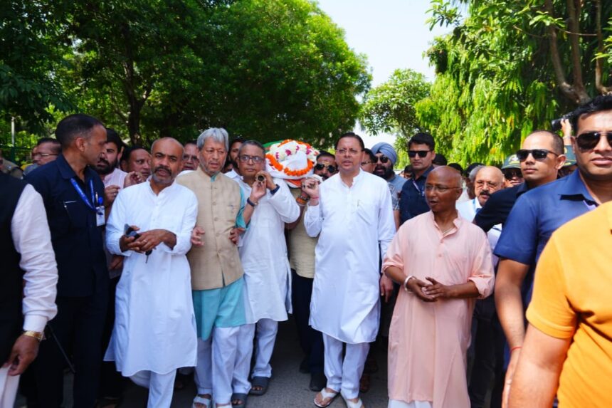 WhatsApp Image 2026 05 20 at 10.05.20 AM News Todayz मुख्यमंत्री धामी ने पूर्व सीएम खंडूड़ी के पार्थिव शरीर को कंधा देकर दी अंतिम विदाई