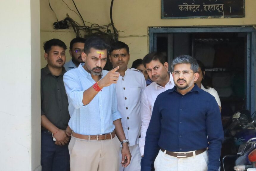 WhatsApp Image 2026 05 26 at 5.36.25 PM scaled 1 News Todayz डीएम ने कलेक्ट्रेट परिसर स्थित कार्यालयों, रिकॉर्ड रूम एवं आपदा परिचालन केन्द्र का किया निरीक्षण, अधिकारियों कार्मिकों को दिए आवश्यक दिशा-निर्देश