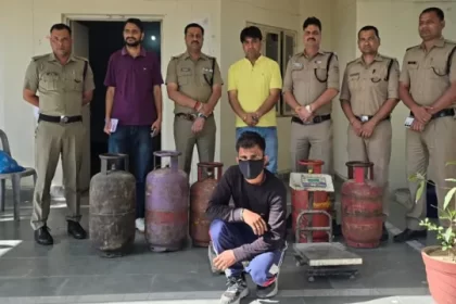 cbb21585f88d32c2108bf5595cc7123cbdaac3b724b033eb6b2425af186480ce News Todayz एलपीजी  सिलेंडर कालाबाजारी व अवैध गैस रिफिलिंग पर जिला प्रशासन का सख्त एक्शन, प्राथमिकी दर्ज