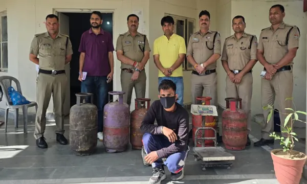 cbb21585f88d32c2108bf5595cc7123cbdaac3b724b033eb6b2425af186480ce News Todayz एलपीजी  सिलेंडर कालाबाजारी व अवैध गैस रिफिलिंग पर जिला प्रशासन का सख्त एक्शन, प्राथमिकी दर्ज