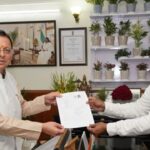 92f large News Todayz SIR: मुख्य निर्वाचन अधिकारी ने मुख्यमंत्री को सौंपा गणना फॉर्म