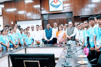 17 a News Todayz देवप्रयाग विधानसभा क्षेत्र के टॉपर विद्यार्थियों ने मुख्य सचिव से की मुलाकात