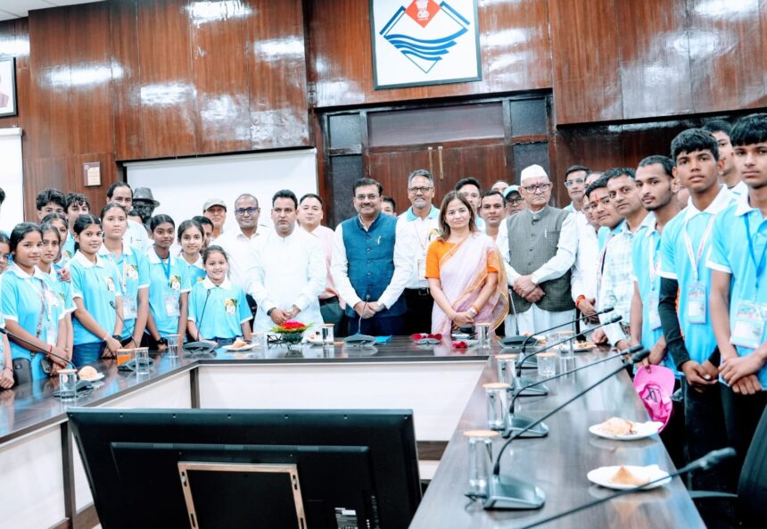 17 a News Todayz देवप्रयाग विधानसभा क्षेत्र के टॉपर विद्यार्थियों ने मुख्य सचिव से की मुलाकात