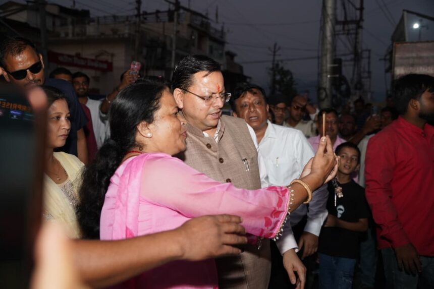 18 k News Todayz सीएम धामी ने अचानक रुकवाया काफिला, बच्चों और आमजन के साथ खिंचवाईं सेल्फी