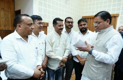d 10 4 News Todayz मुख्यमंत्री ने मुख्य सेवक सदन में प्रदेश के विभिन्न क्षेत्रों से आए लोगों की समस्याएं सुनीं