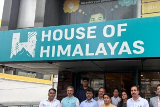 house of himalayas Uttarakhand 1 e1788419262136 News Todayz स्थानीय शिल्प कौशल को वैश्विक पहचान: भारतीय राजनयिकों ने किया ‘हाउस ऑफ हिमालयाज़’ आउटलेट का दौरा