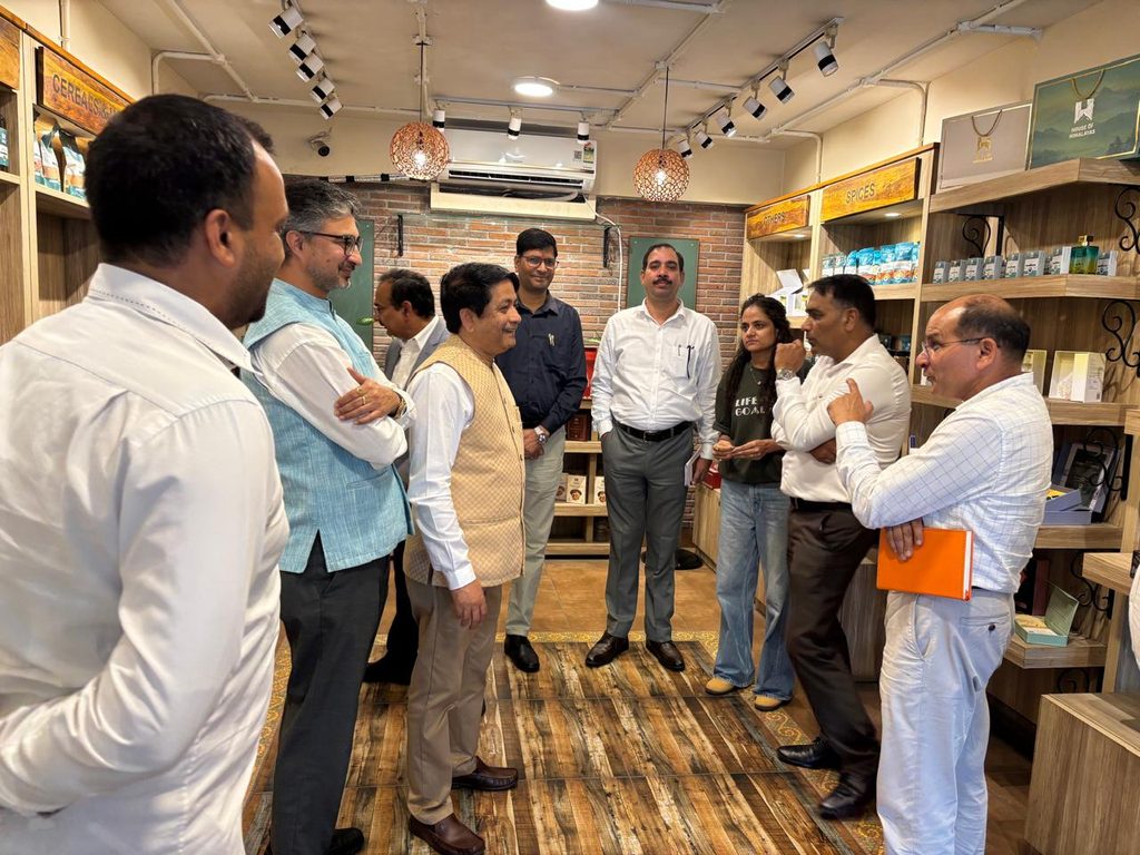 स्थानीय शिल्प कौशल को वैश्विक पहचान: भारतीय राजनयिकों ने किया ‘हाउस ऑफ हिमालयाज़’ आउटलेट का दौरा 3 house of himalayas Uttarakhand 2 News Todayz स्थानीय शिल्प कौशल को वैश्विक पहचान: भारतीय राजनयिकों ने किया ‘हाउस ऑफ हिमालयाज़’ आउटलेट का दौरा