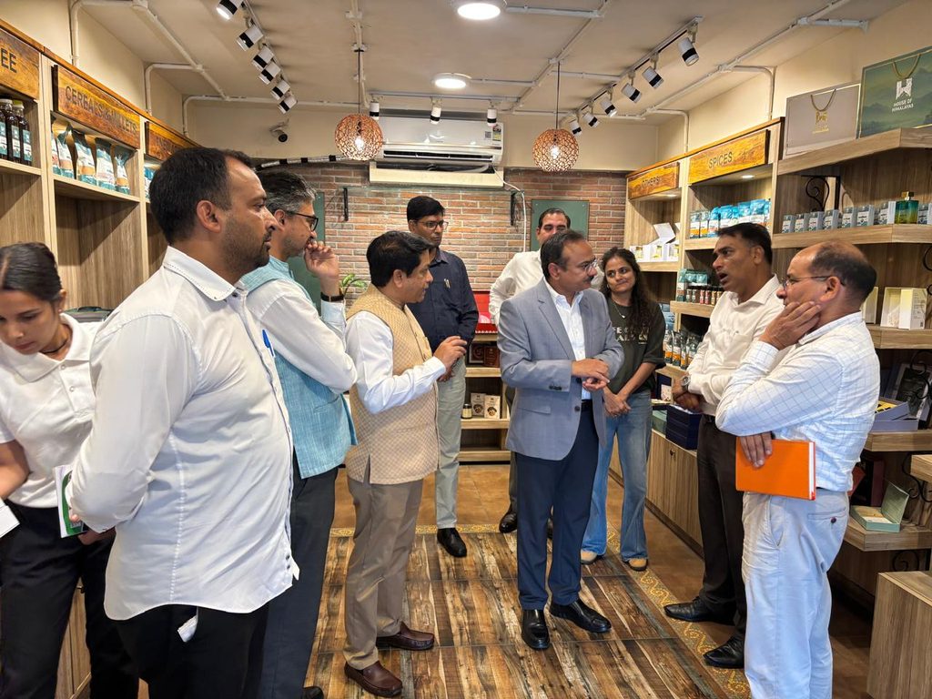स्थानीय शिल्प कौशल को वैश्विक पहचान: भारतीय राजनयिकों ने किया ‘हाउस ऑफ हिमालयाज़’ आउटलेट का दौरा 2 house of himalayas Uttarakhand 3 News Todayz स्थानीय शिल्प कौशल को वैश्विक पहचान: भारतीय राजनयिकों ने किया ‘हाउस ऑफ हिमालयाज़’ आउटलेट का दौरा