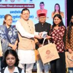 11 f News Todayz अंतरराष्ट्रीय बालिका दिवस पर मुख्यमंत्री ने 149 मेधावी बालिकाओं को स्मार्टफोन प्रदान कर किया सम्मानित