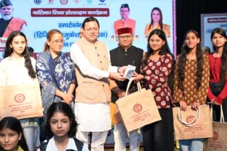 11 f News Todayz अंतरराष्ट्रीय बालिका दिवस पर मुख्यमंत्री ने 149 मेधावी बालिकाओं को स्मार्टफोन प्रदान कर किया सम्मानित