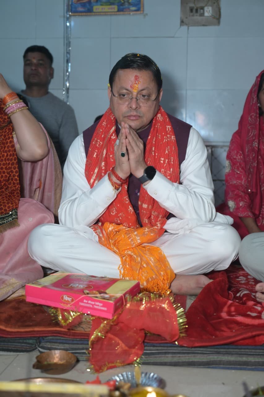25 d News Todayz मुख्यमंत्री ने पैतृक गांव हड़खोला स्थित हरि चंद देवता मंदिर में की पूजा-अर्चना