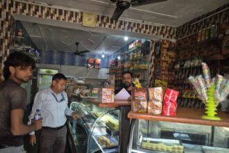 26 d News Todayz मिठाई की ट्रे पर निर्माण और एक्सपायरी डेट लिखना अनिवार्य, खाद्य विभाग ने की 27 दुकानों पर जांच
